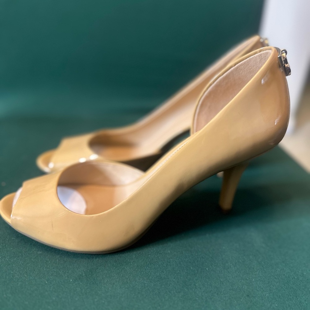Michael Kors Gold Women's Heels- - Picture 2 of 3
